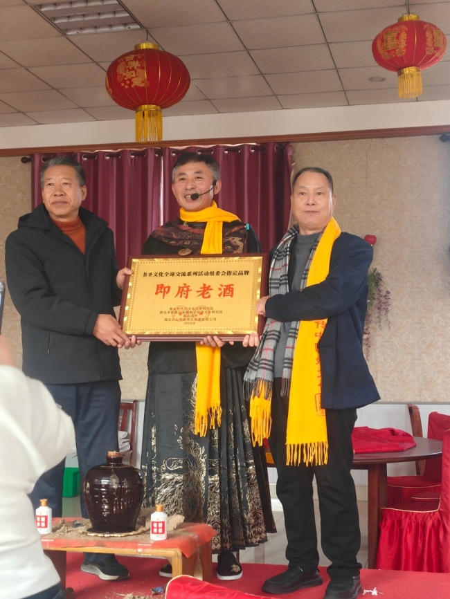 图九:书圣文化交流全球组委会主任于金明、副主任王值尧为品牌赞助商吴正轩先生颁发荣誉牌匾。(1).jpg 图九:书圣文化交流全球组委会主任于金明、副主任王值尧为品牌赞助商吴正轩先生颁发荣誉牌匾。(1).jpg