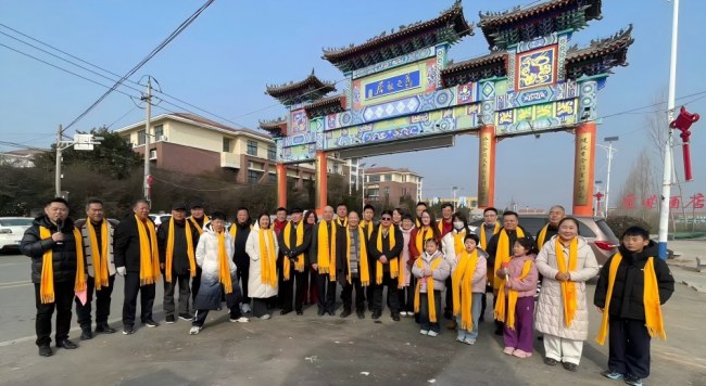 图五:于金明院长、王仕尧会长带领首批书圣文化研究员在王羲之祖居牌楼前合影。(1).jpg 图五:于金明院长、王仕尧会长带领首批书圣文化研究员在王羲之祖居牌楼前合影。(1).jpg