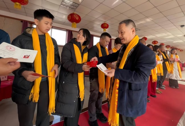 图六:青岛市东方书圣文化研究院于金明院长、青岛市即墨区羲之祖居文化研究会王仕尧会长共同为首批书圣文化研究员颁发证书。(1).jpg 图六:青岛市东方书圣文化研究院于金明院长、青岛市即墨区羲之祖居文化研究会王仕尧会长共同为首批书圣文化研究员颁发证书。(1).jpg