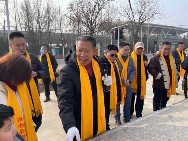 图三:王仕尧会长向书圣研究员们介绍琅琊王氏二千多年来的发展史,倡导国人写好中国字,做好中国人。(1).jpg 图三:王仕尧会长向书圣研究员们介绍琅琊王氏二千多年来的发展史,倡导国人写好中国字,做好中国人。(1).jpg