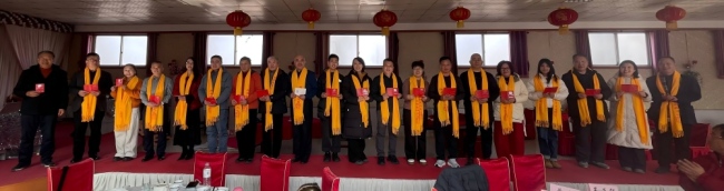 图七:国内首批书圣文化研究员领到证书后与于金明院长、王仕尧会长集体合影。(1).jpg 图七:国内首批书圣文化研究员领到证书后与于金明院长、王仕尧会长集体合影。(1).jpg