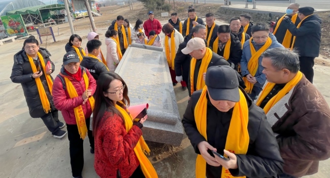 图四:书圣研究员们在王羲之《兰亭序》石刻书法长卷前久久驻足。(1).jpg 图四:书圣研究员们在王羲之《兰亭序》石刻书法长卷前久久驻足。(1).jpg