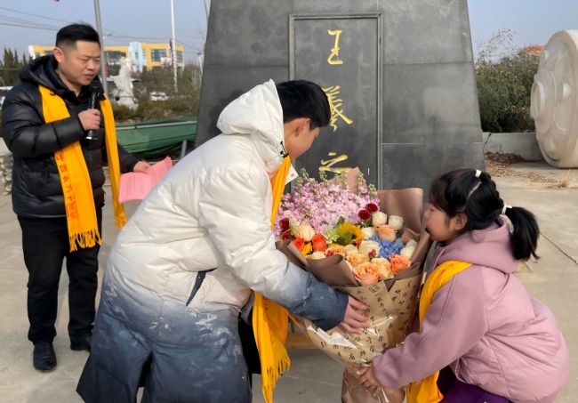 图二:书圣文化小使者李孝旭、李欣蔚代表书圣文化交流推进组委会向书圣王羲之雕像敬献鲜花。(2).jpg 图二:书圣文化小使者李孝旭、李欣蔚代表书圣文化交流推进组委会向书圣王羲之雕像敬献鲜花。(2).jpg