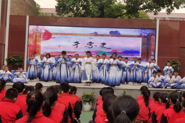 景龙书香润英才：景龙池小学举办“书香景龙、四书荟聚”活动